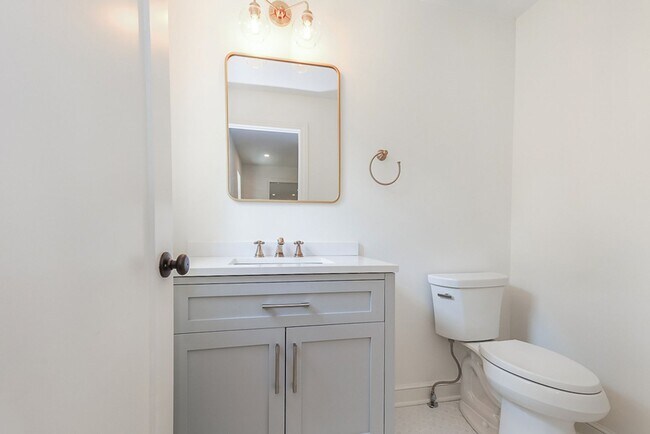 Building Photo - Four bedrooms/2.5 Baths Newly Remodeled Bay Village Home!