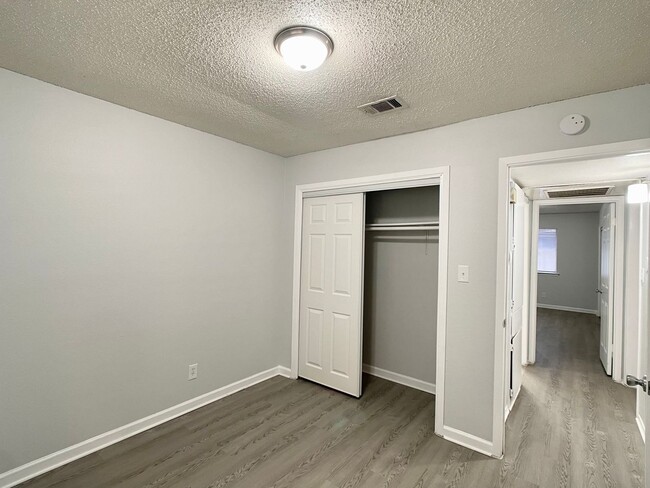 Building Photo - 2/1 Duplex in North Austin