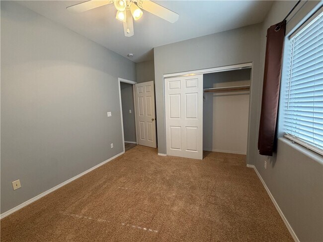 Building Photo - 1903 E La Entrada Pl