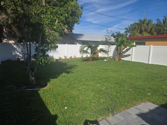 Building Photo - 716 Truman St