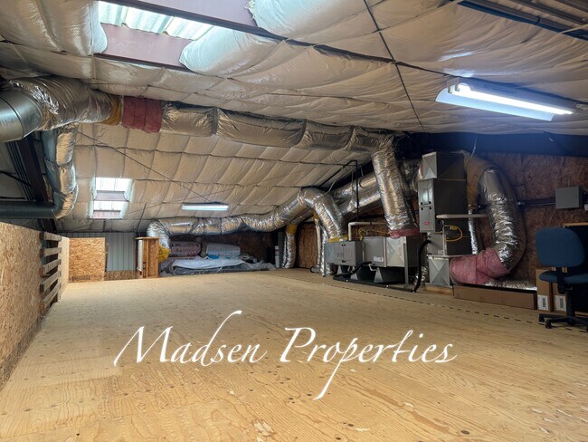 Building Photo - 1115 E Ewald Ct