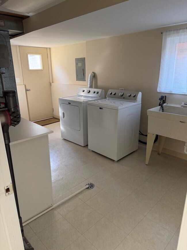 Building Photo - 585 Leahy Cir