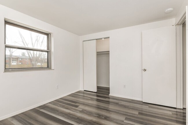 Building Photo - 6538-6552-6552 Conway Dr