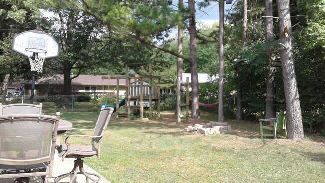 Building Photo - 302 W Tecumseh Dr