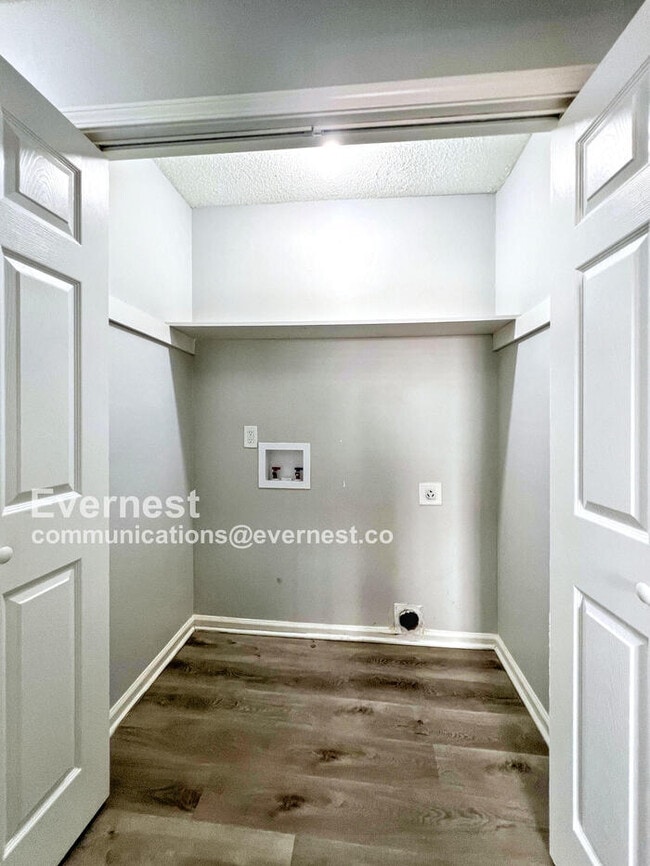 Building Photo - 5883 Garden Walk W