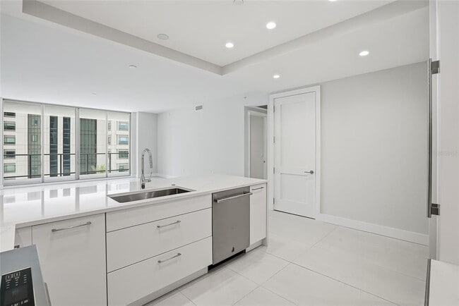 Building Photo - 275 1st Ave S