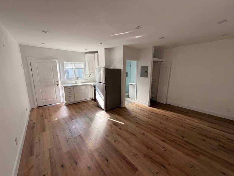 Building Photo - 5840 Allott Ave