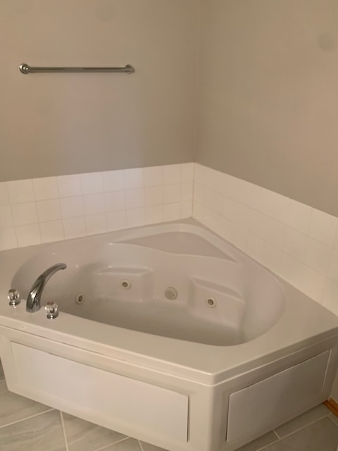 Spa tub - 601 Orchard Hills Dr