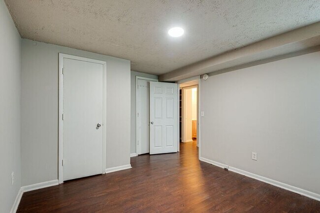 Building Photo - 220 Old Tusculum Rd