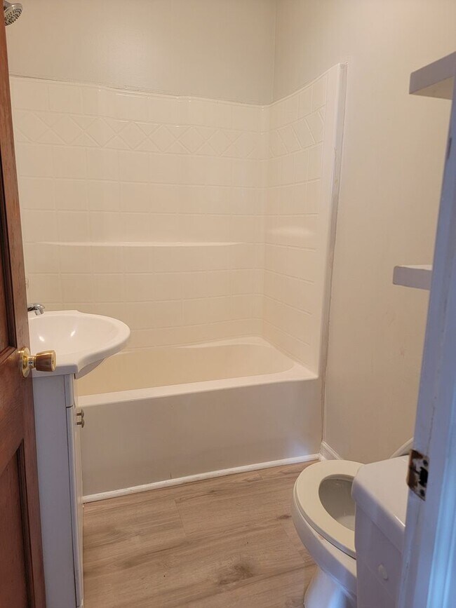 Building Photo - 1111 Bayview Rd