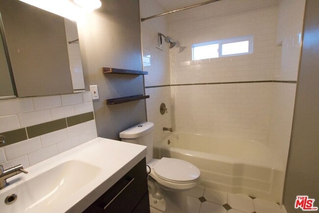 Building Photo - 2341 Meadowvale Ave