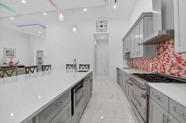 Building Photo - 711 NE 6th St