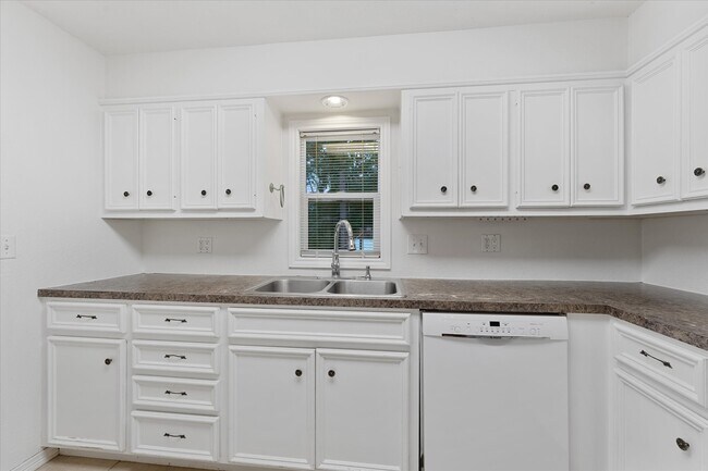 Building Photo - 11104 Quinlan North Lake Dr