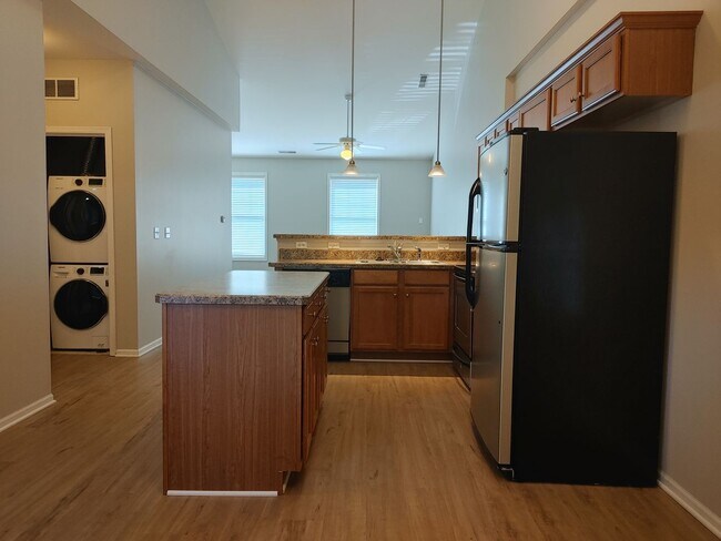 Building Photo - $1,550 | 2 Bedroom, 2 Bathroom Condo | No ...