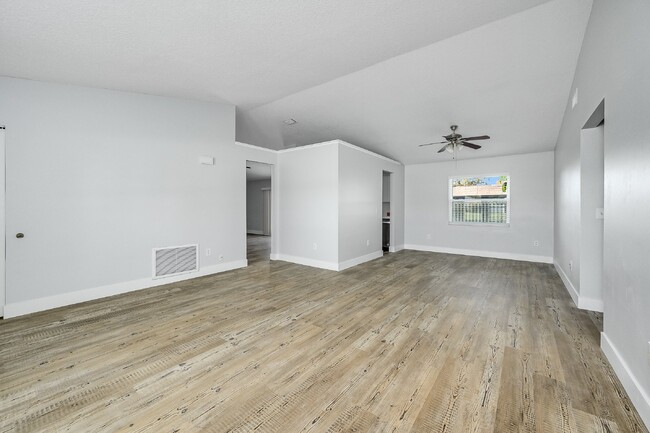 Building Photo - Centrally located 3 bedroom, 2 bathroom si...