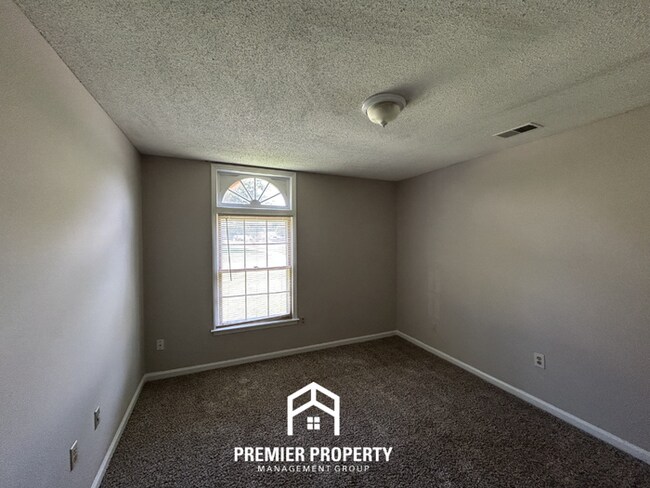 Building Photo - Large 5BR/3.5BA Home in 38125 | 2,541 Sq Ft, Vaulted Ceilings & Covered Patio