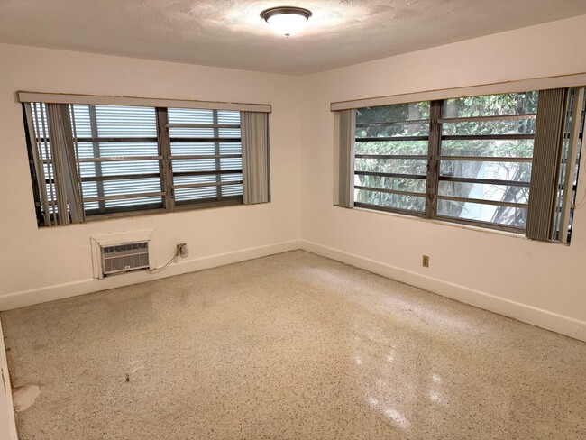 Building Photo - 4802 N Flagler Dr