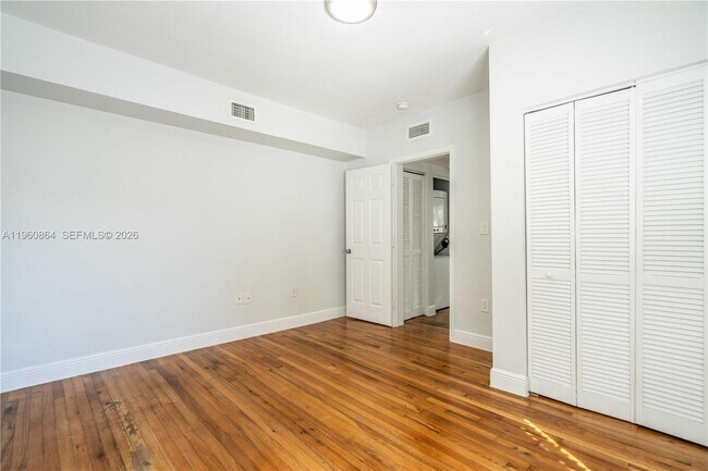 Building Photo - 1011 Bay Dr