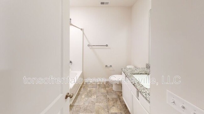 Building Photo - 312 Highline Trl