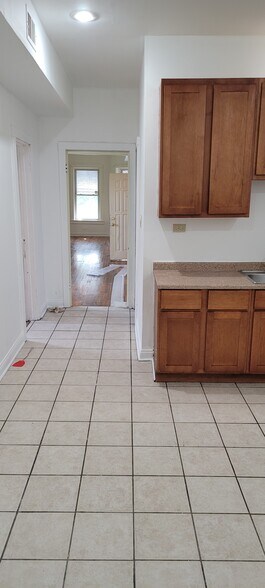 Building Photo - 653 N Christiana Ave