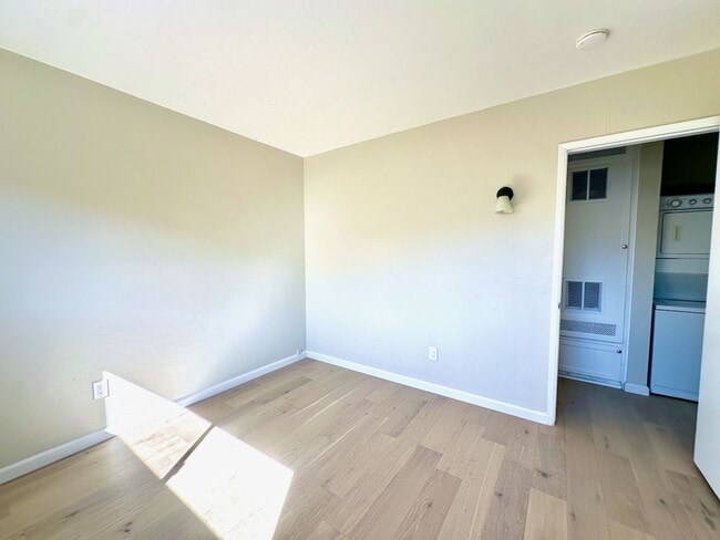 Building Photo - FOR RENT - 2 Br/1Ba 900 SF Cozy Single Sto...