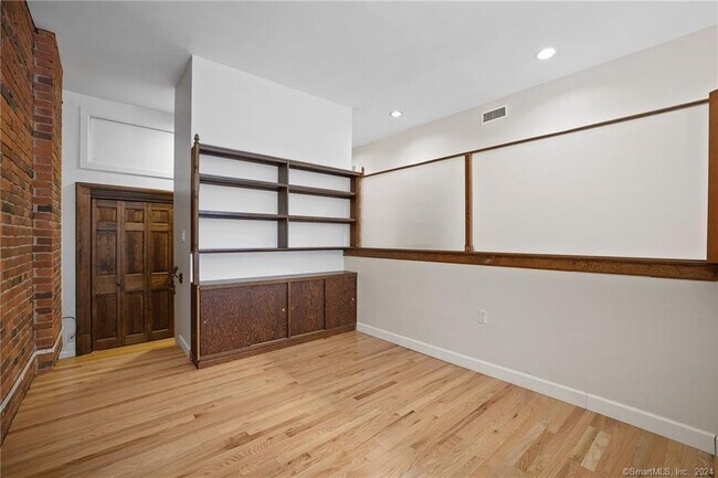 Building Photo - 1 Linden Pl
