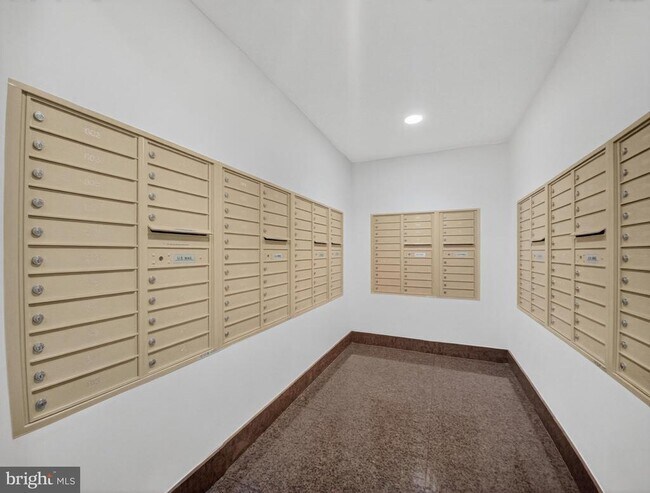 Building Photo - 1530 Key Blvd