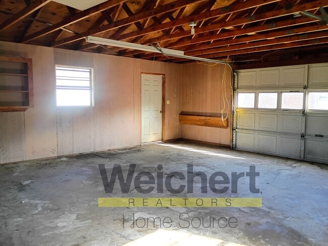 Building Photo - 3-Bed Home with Great Garage/Shop & Conven...