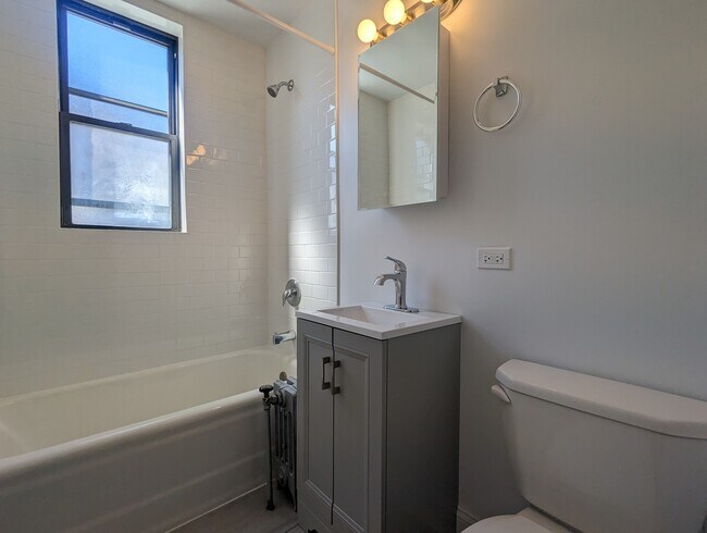 Building Photo - 3335 W Diversey Ave