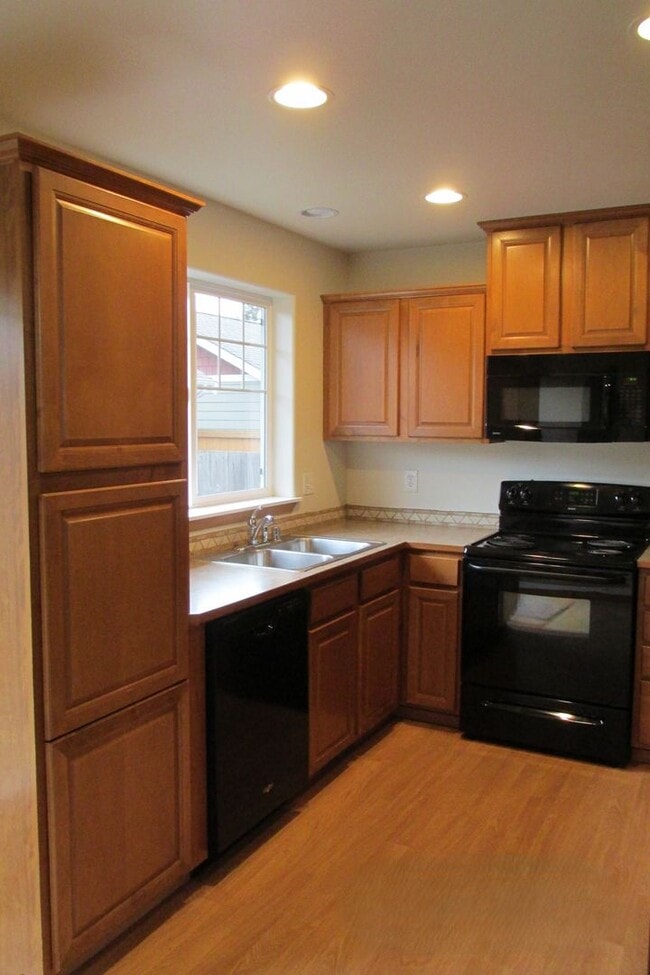 Building Photo - 3 Bedroom Townhouse in Sedro-Woolley