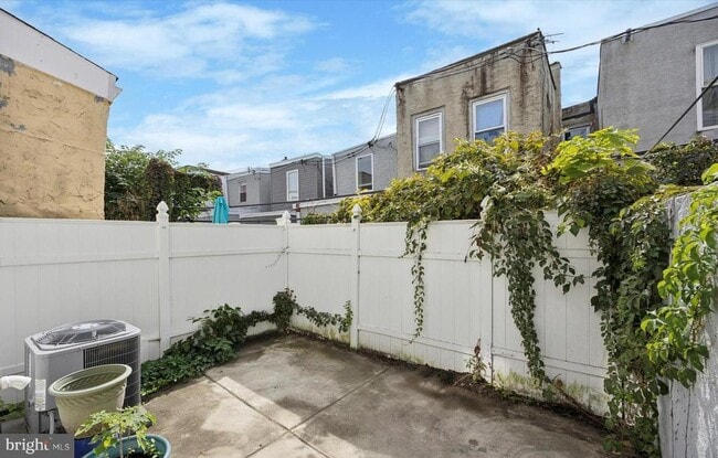 Building Photo - 2222 Wharton St