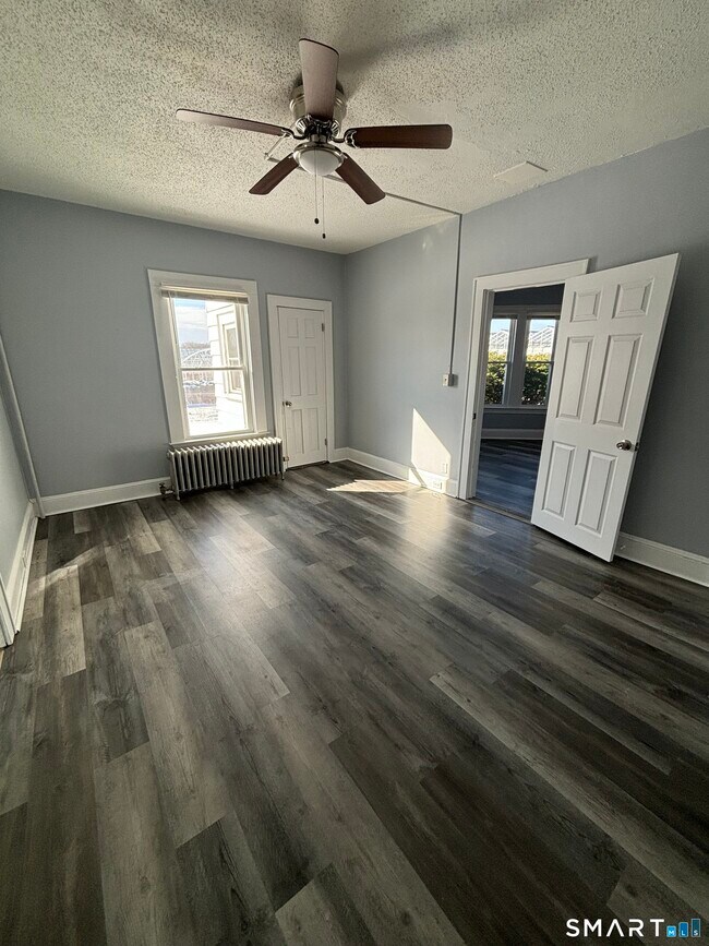 Building Photo - 409 Main St