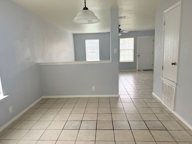 Building Photo - 10607 Shaenview