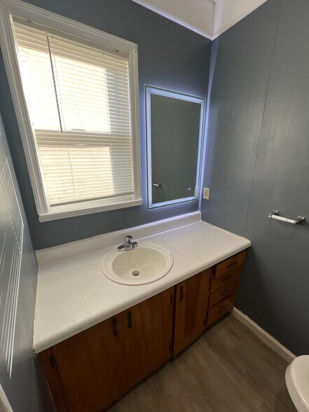 Building Photo - 211 N Layton Ave