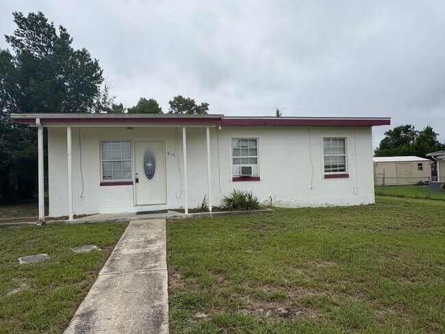 Building Photo - Cute Remodeled Deltona Beauty Call Sheila ...