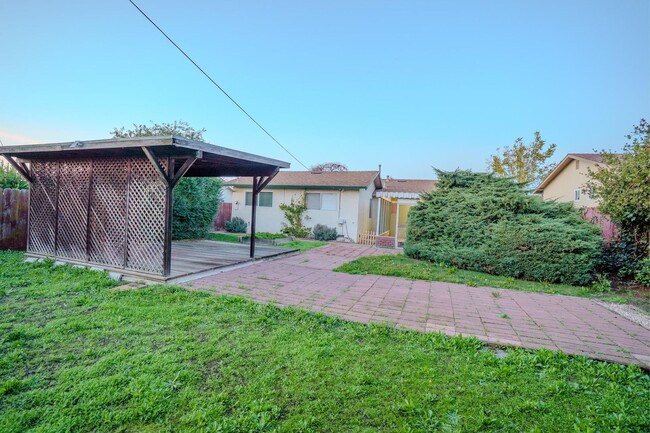 Building Photo - Single-Story Vallejo 3BR on HUGE Lot! 4-Car Parking, Covered Patio & 15 Min to Napa!