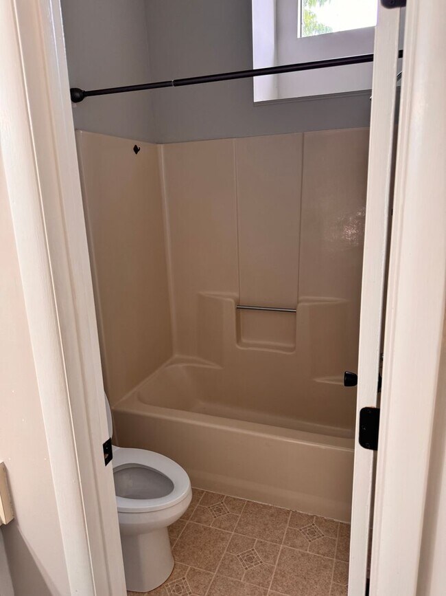 Building Photo - 2 Bedroom || 1.5 Bathroom Townhouse