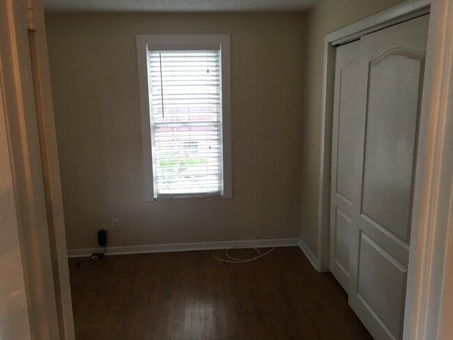 Building Photo - Vintage North Hyde Park Bungalow