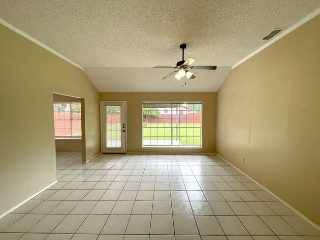 Building Photo - Spacious Living, Perfect Location!