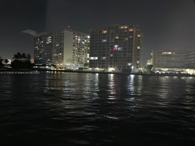 Building Photo - 1913 S Ocean Dr