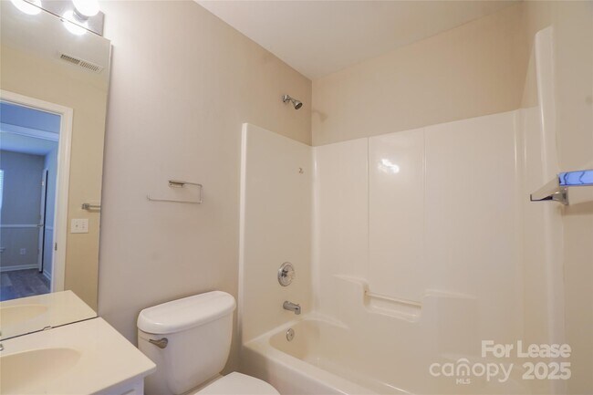 Building Photo - 2411 Normancrest Ct