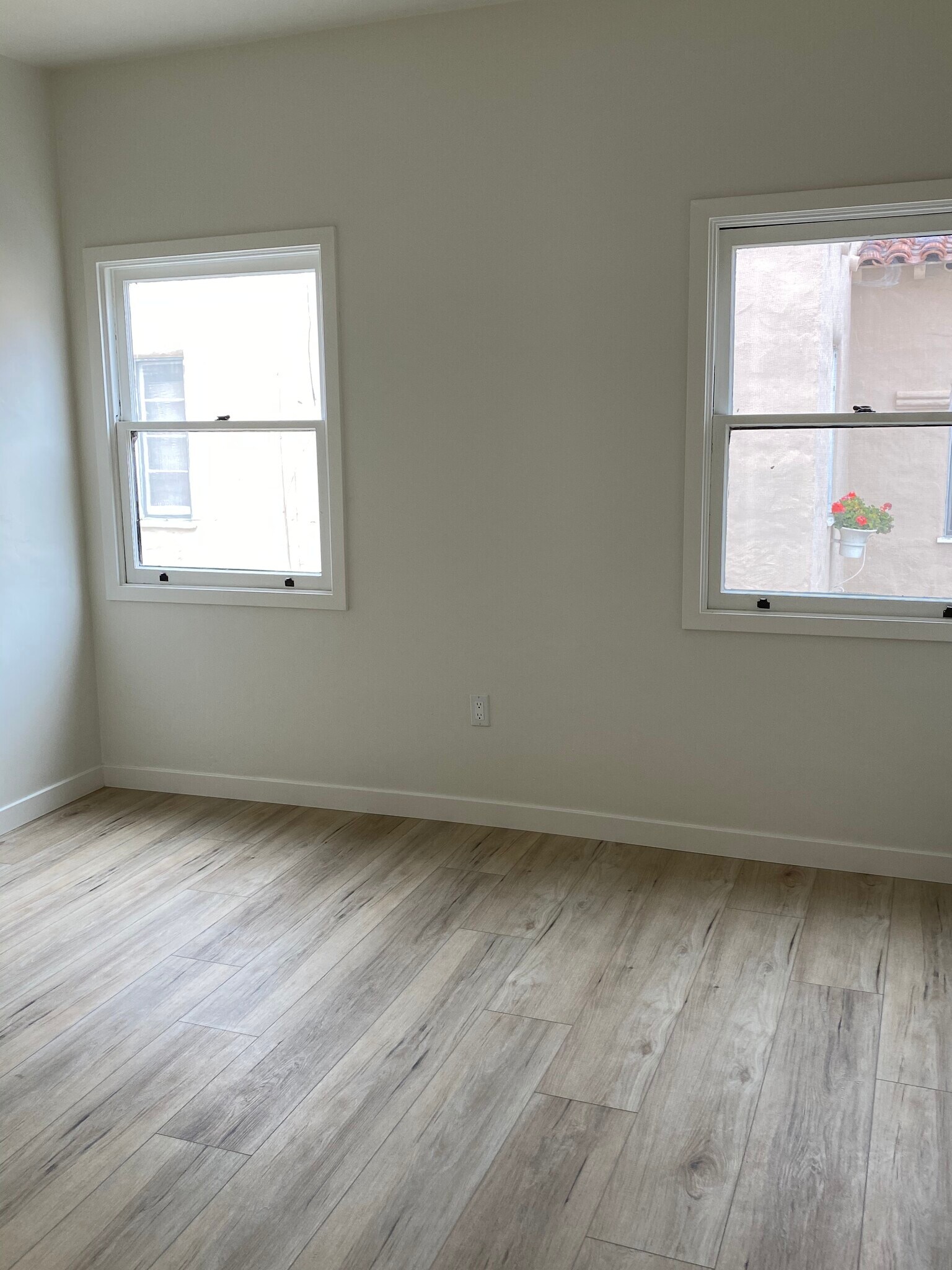 Building Photo - 205 S Arnaz Dr