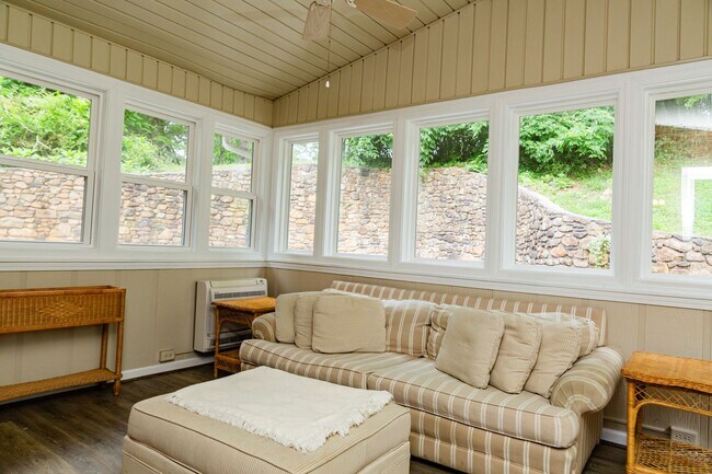 Building Photo - New Listing!