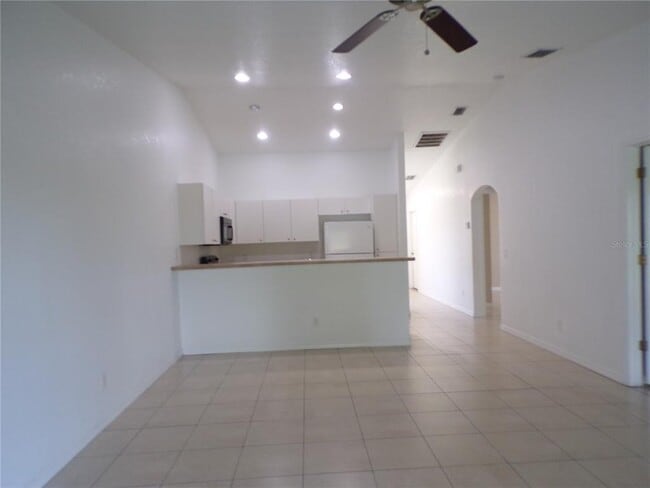Building Photo - 385 Sunflower St