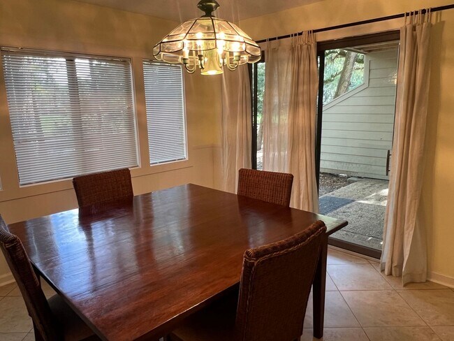 Building Photo - Unfurnished First Floor 3BR Condo in Sea Pines, Near Harbour Town!