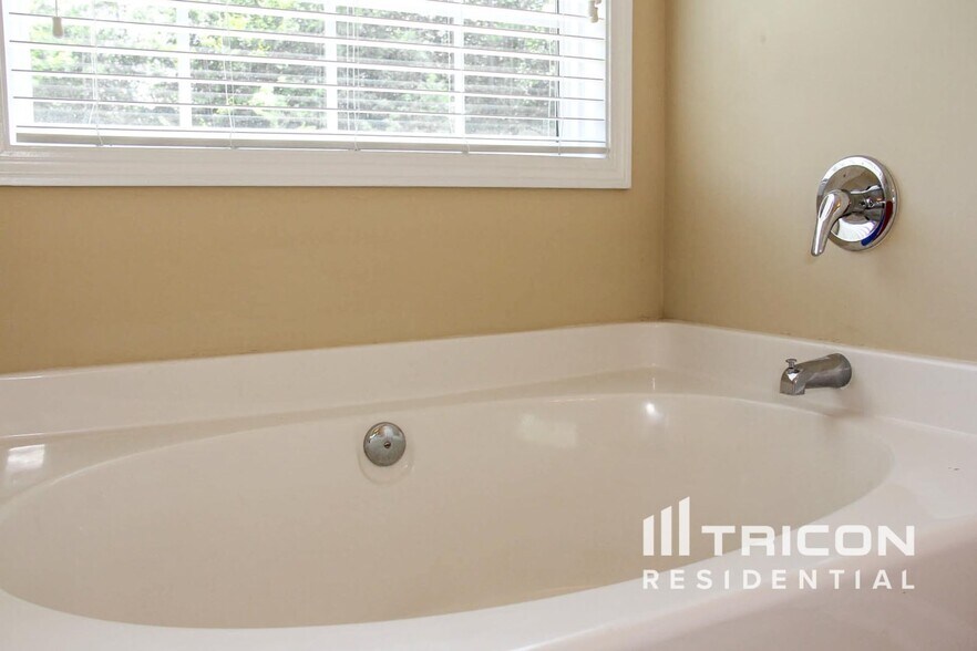 Building Photo - 1693 Bismarck Cir