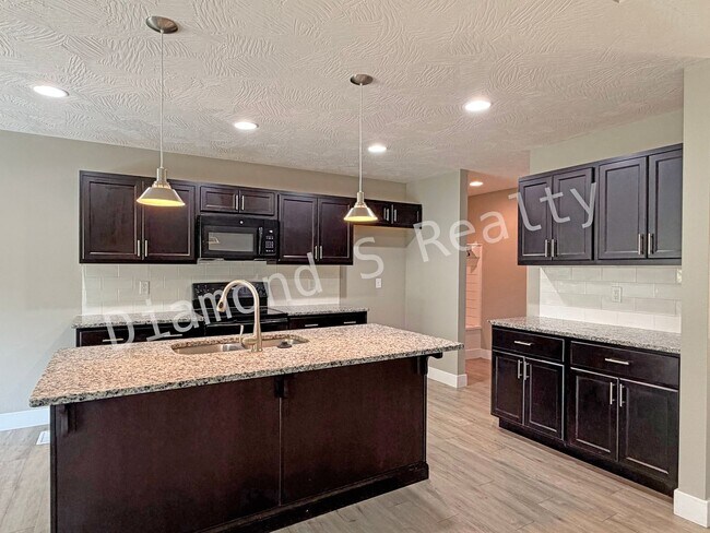 Building Photo - Stunning 3 Bedroom / 2 Bath Home in Nixa A...