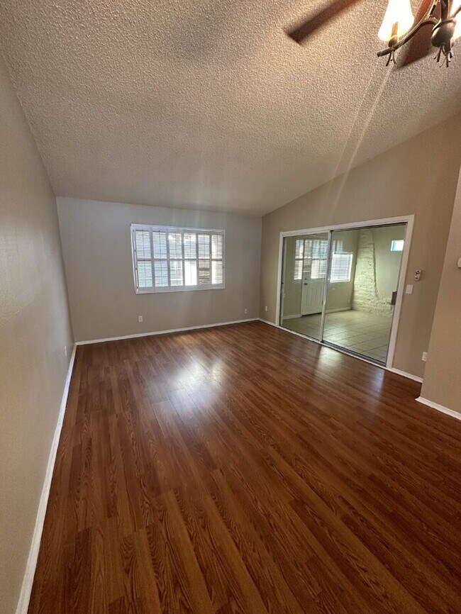 Building Photo - Townhome in non-age restricted area of Green Valley