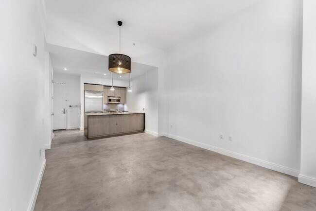 Building Photo - 148 1st St