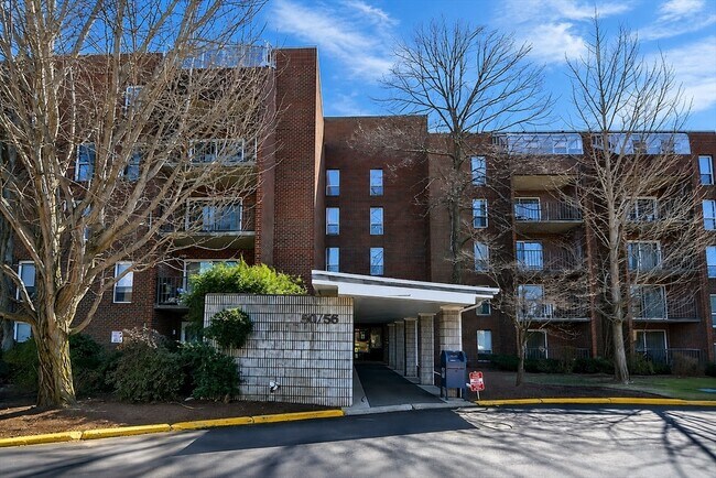 Building Photo - 50-56-56 Broadlawn Park